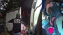 Policajná kamera zachytila dramatickú záchranu dvoch dievčat
