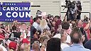 Protestujúci s provokatívnym tričkom vyvedený z Trumpovho mítingu