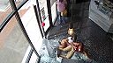 Dve dievčatá to napálili na kolobežke priamo do fasády cukrárne v Baltimore