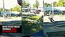 Červené auto vysokou rýchlosťou narazí do bicykla na priechode pre chodcov