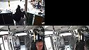 Motorkár preletel cez dvere autobusu a zázrakom prežil