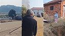 Dievčatko púšťalo malé raketky a strašne sa z toho tešilo