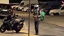 Kuriér v Varšave chytil divú kačicu, miestni obyvatelia ho zastavili