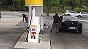 Mladý lupič ťahal za kratší koniec, keď chcel ukradnúť auto, vodič ho postrelil