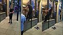 Len si odložím pivo a ukážem ti, ako sa robí salto vzad!