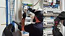Práca jedného šikovného elektrikára, vyzerá aj váš elektrický rozvádzač takto?