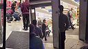Muž v Londýne zastavil krádež v Sainsbury's, kým ostatní len natáčali