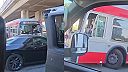 Muž bez košele šoféruje autobus bez čelného skla v Kalifornii