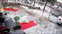 Nekontrolované auto narazilo do terasy kaviarne v Turecku, žena sa vyhla zrážke