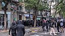 Nepokoje v Paríži: Demonštranti napadli políciu, rabovali obchody a podpaľovali