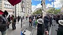 Francúzsky muž kritizuje ničenie majetku protestujúcimi a je obkľúčený