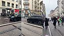 Auto sa snaží prejsť cez dav v Saint-Étienne a zrazí demonštranta