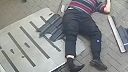 Muž zomrel po páde z 3. poschodia pri pokuse zachrániť mačiatko (drsné)