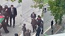 Francúzsky politik pózuje s maskovanými protestujúcimi, ktorí zničili banku