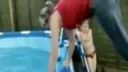 video Akrobatický skok do bazéna
