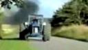 video Traktor a menšia nehoda