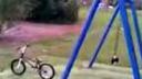 Salto z hojdačky na bicykel