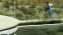 Riskantný skok na skateboarde