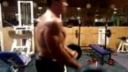 Lorenzo Becker trénuje biceps