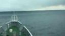 video Vlna tsunami - pohľad z lode