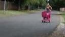 video Blondínka a nákupný vozík