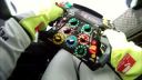 Nico Rosberg ukazuje ako sedí počas pretekov