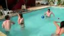 video Prečo neskákať do bazéna, keď máte hnačku?
