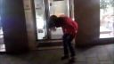 Mladá opitá Češka sa vymočila pred McDonaldom