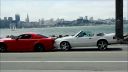 Dva Mustangy a Chevy Corvette