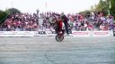 video Geniálny kaskadér na motorke