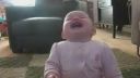 video Dievčatko dostalo záchvat smiechu