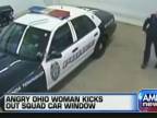 Zena vykopne okno na policajnom aute.