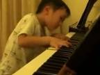 4 roční chlapček hrá na klavíri
