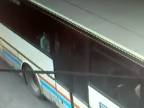 Policajt ratoval autobus s deťmi