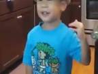 Štvorročný chlapček spieva spieva song od Bruno Mars