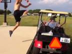Pokus o preskok golfového autíčka