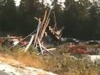 Neuveriteľná nehoda kamióna z drevom
