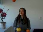 Ellen Page žongluje