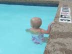 Dievčatko prvýkrát prepláva cez bazén