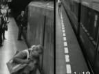 Opilá žena spadla na koľajnice v metre