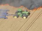 Farmár zachraňuje úrodu pred požiarom