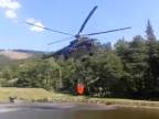 Vrtuľník naberá vodu z jazera