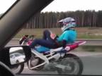 Multi-tasking na motorke