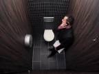 Skrytá kamera: Čo robia ľudia na WC?