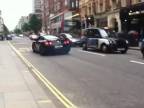 Šialený Nissan GTR v uliciach Londýna