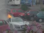 Svadobné auto v plameňoch