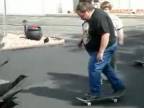 Otecko na skateboarde