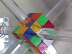 Rubikova kocka poskladaná za menej ako sekundu