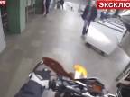 Rus na motorke sa vozí v metre