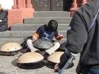 Pouličný umelec s Hang Drumom.